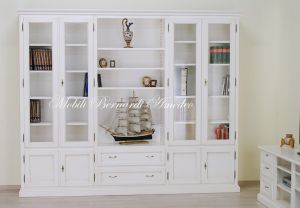 Libreria stile classico costruita artigianalmente in legno massello con ante e cassetti finitura colore bianco anticato